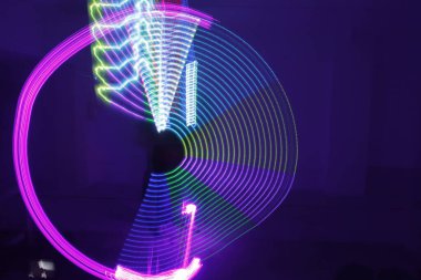 Performans sırasında ışıkları açtı