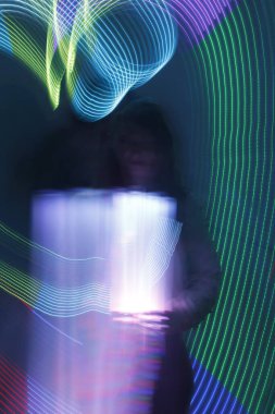 Performans sırasında ışıkları açtı