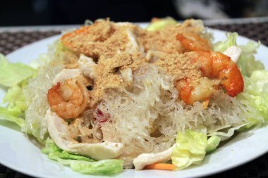 Tabakta taze salata.