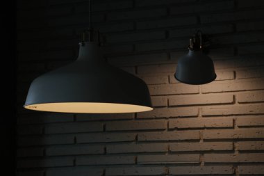 Binanın içinde lamba var.