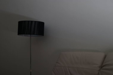 Binanın içinde lamba var.