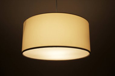 Binanın içinde lamba var.