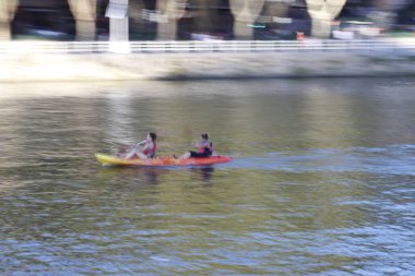 Bilbao nehrinde kürek çekerken