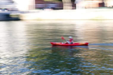 Bilbao nehrinde kürek çekerken