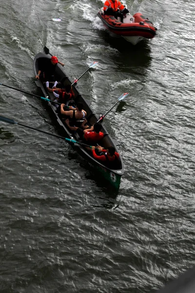 ビルバオの河口で漕ぐ — ストック写真
