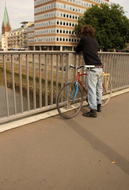 Kentsel bir ortamda bisiklet sürmek
