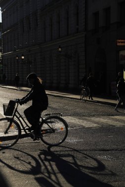 Kentsel bir ortamda bisiklet sürmek