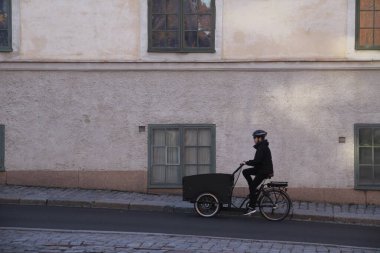 Kentsel bir ortamda bisiklet sürmek