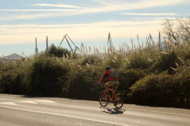 Kentsel bir ortamda bisiklet sürmek