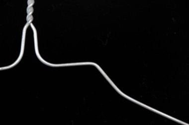 Siyah arkaplanda izole askı