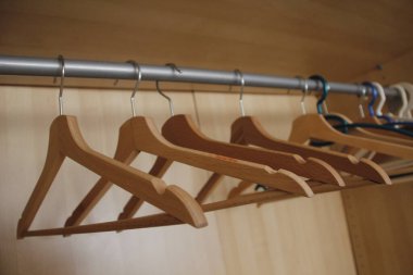 Gardıropta ahşap askılar