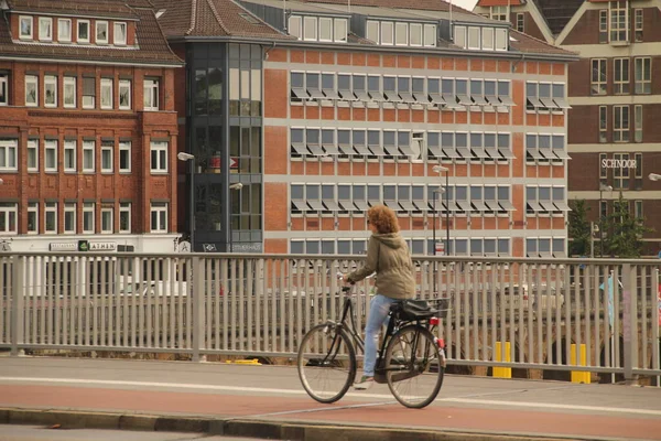 Andar Bicicleta Num Ambiente Urbano — Fotografia de Stock