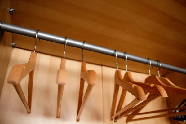 Houten Hangers Een Kast — Stockfoto