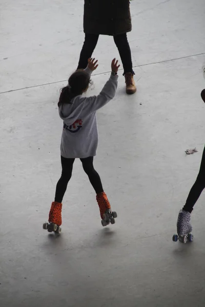 소녀들은 거리에서 스케이트를 — 스톡 사진