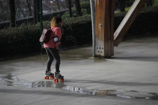 Chicas Patinando Calle —  Fotos de Stock