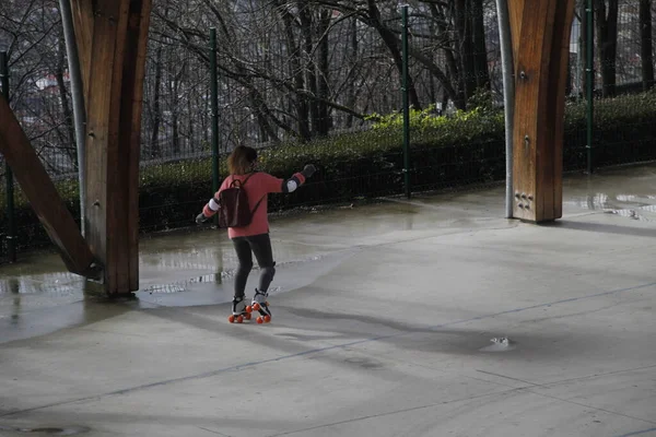 Meninas Patinando Rua — Fotografia de Stock