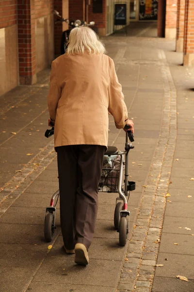 Ageing People Walking Park — Stock Photo, Image