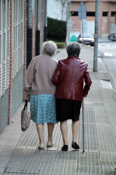 Envelhecimento Pessoas Caminhando Parque — Fotografia de Stock