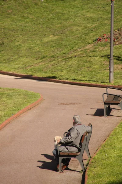 Stárnoucí Lidé Procházející Parku — Stock fotografie