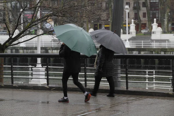 Caminhando Com Guarda Chuva Sob Chuva — Fotografia de Stock