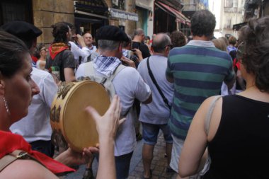 Sokakta Bask halkı geçit yapıyor.