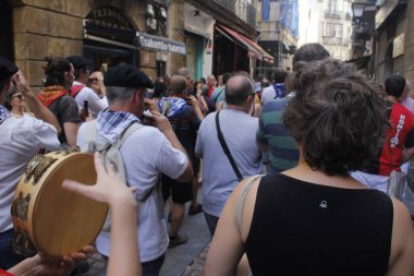 Sokakta Bask halkı geçit yapıyor.