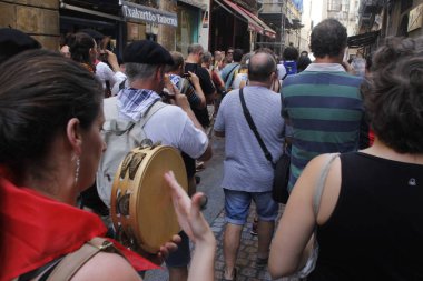 Sokakta Bask halkı geçit yapıyor.