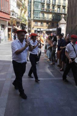 Sokakta Bask halkı geçit yapıyor.