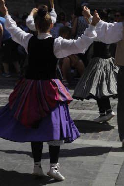 Sokakta Bask halkı geçit yapıyor.