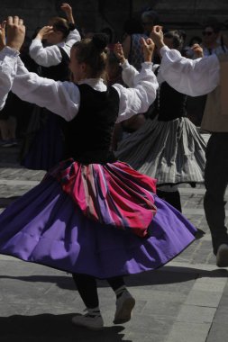 Sokakta Bask halkı geçit yapıyor.