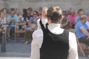 Sokakta Bask halkı geçit yapıyor.