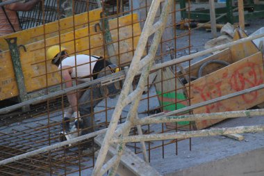 Şehirdeki inşaat alanında.