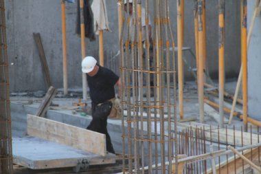 Şehirdeki inşaat alanında.