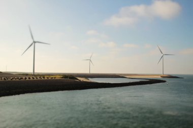 Hollanda kıyılarında yel değirmeni