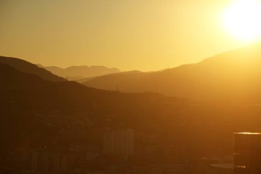 Altın saatinde bir parkta gün batımı