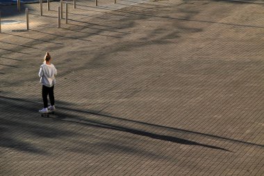 Parkta paten kayarken