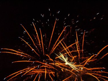 Geceleri havai fişek gösterisi