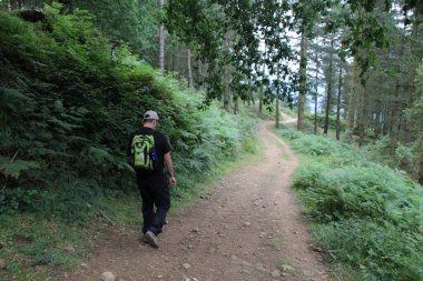 Kırsalda yürüyüş yapmak.