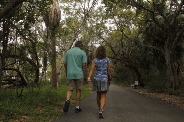 Kırsalda yürüyüş yapmak.