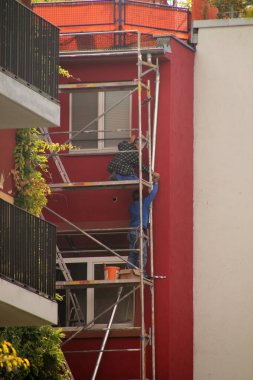 Kentsel bir çevrede inşaat alanı