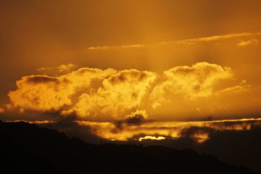 Gökyüzündeki altın saat