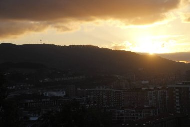 Gökyüzündeki altın saat