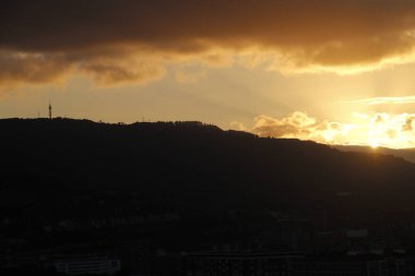 Gökyüzündeki altın saat