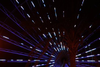 Bir eğlence parkında tekerlek.