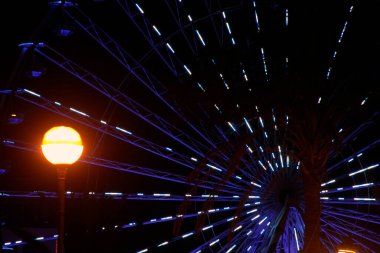 Bir eğlence parkında tekerlek.