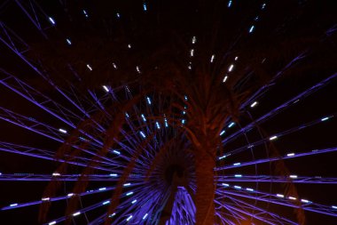 Bir eğlence parkında tekerlek.