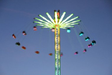 Bir eğlence parkında tekerlek.