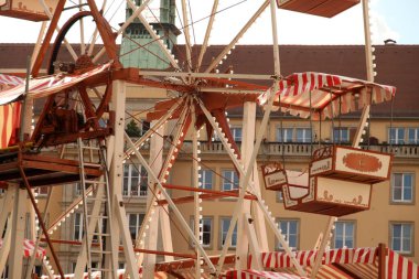 Bir eğlence parkında tekerlek.