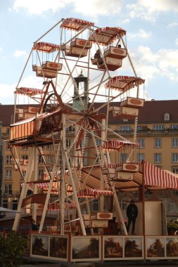 Bir eğlence parkında tekerlek.