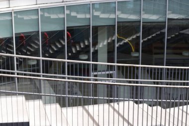 Şehir ortamında merdivenler